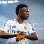 Vinicius Junior na tle unoszącego się dymu na stadionie