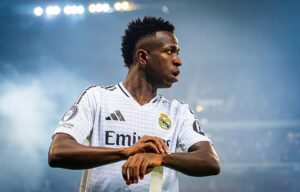 Vinicius Junior na tle unoszącego się dymu na stadionie
