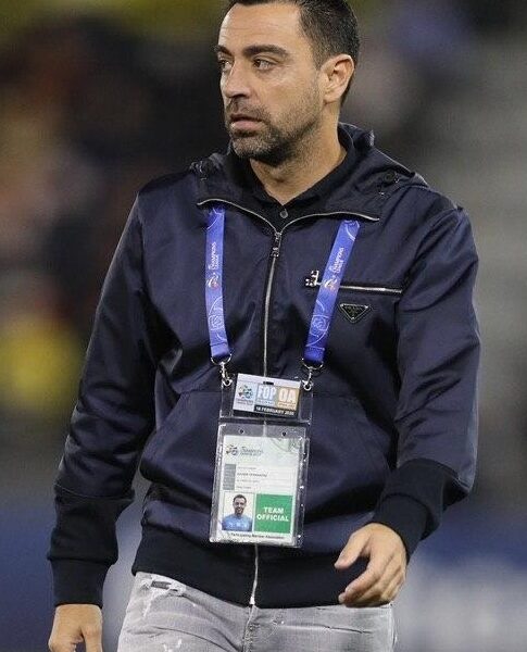 Xavi spoglądający się lewą stronę