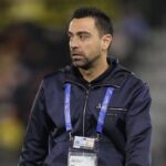 Xavi spoglądający się lewą stronę