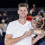 Hubert Hurkacz z trofeum za turniej w Cancun