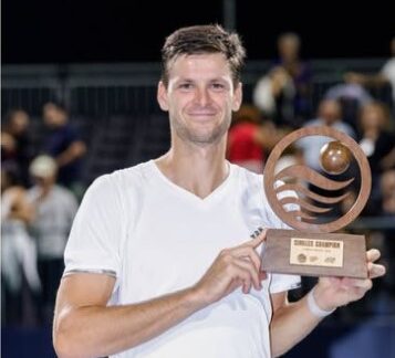 Hubert Hurkacz z trofeum za turniej w Cancun