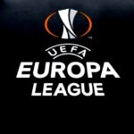Czarny dywanik z napisem UEFA Europa League