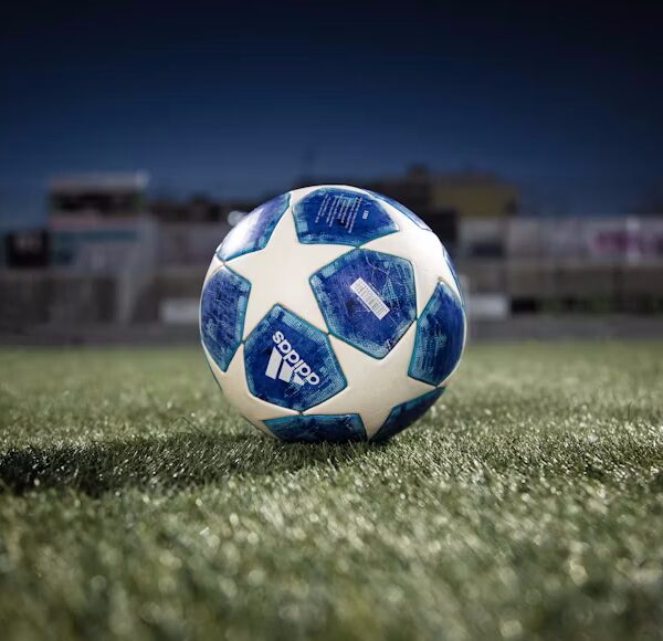 Piłka umiejscowiona na pustym boisku