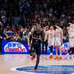 Dennis Schroeder na tle tureckich koszykarzy