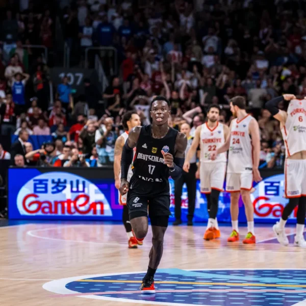 Dennis Schroeder na tle tureckich koszykarzy