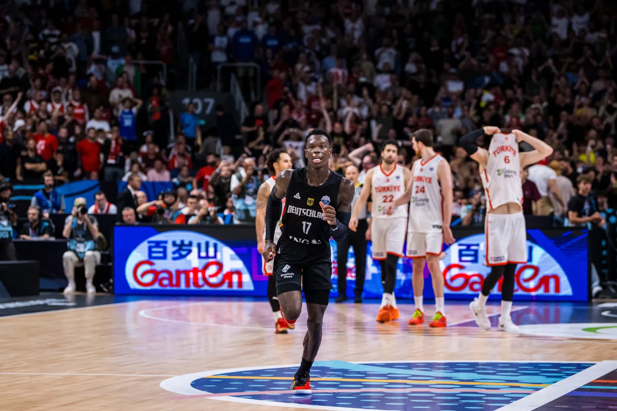 Dennis Schroeder na tle tureckich koszykarzy