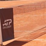 Siatka tenisowa z płachtą obok z napisem ATP Challenger
