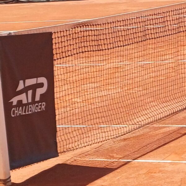 Siatka tenisowa z płachtą obok z napisem ATP Challenger