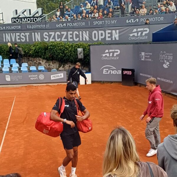 Thiago Monteiro zmierzający w stronę kibiców po wygranym półfinale Invest In Szczecin Open