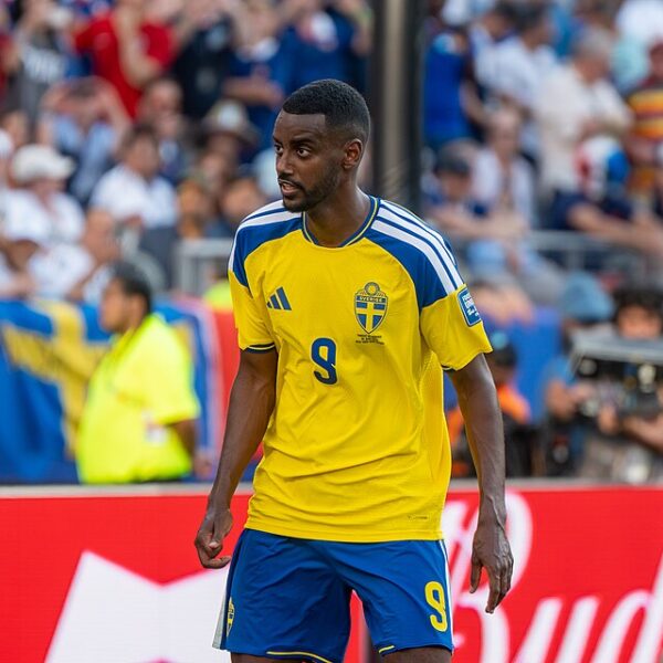 Alexander Isak w koszulce Szwecji na tle publiczności