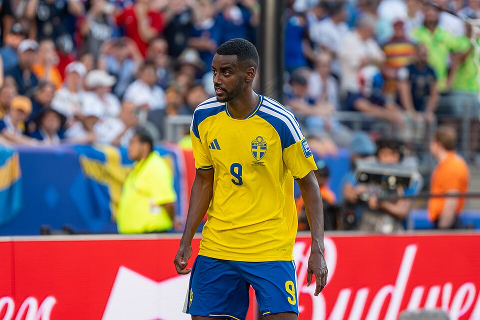 Alexander Isak w koszulce Szwecji na tle publiczności