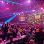 Scena Grand Slam of Darts wypełniona kibicami