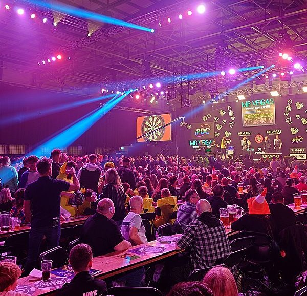 Scena Grand Slam of Darts wypełniona kibicami