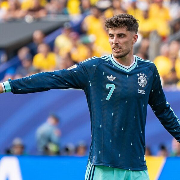 Kai Havertz z wyprostowaną prawą ręką w bok