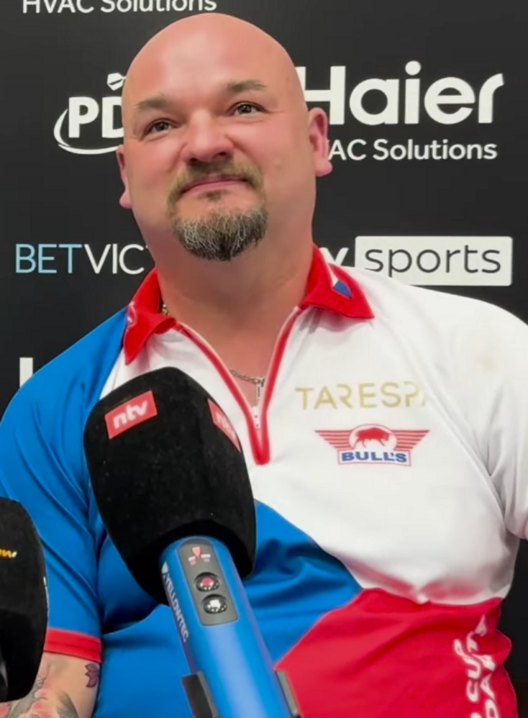 Karel Sedlacek przy mikrofonie podczas konferencji prasowej