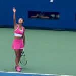 Leylah Fernandez wyrzucając piłkę do serwisu