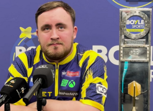 Luke Littler z trofeum World Grand Prix 2025