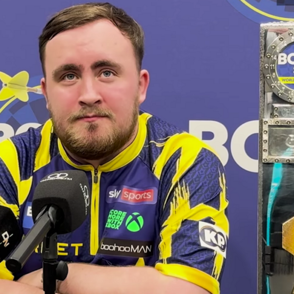 Luke Littler z trofeum World Grand Prix 2025