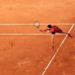 Novak Djoković sięgający po piłkę