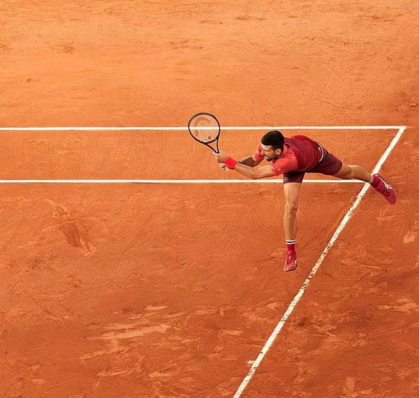 Novak Djoković sięgający po piłkę