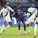 Ousmane Demble z piłką w otoczeniu trzech rywali