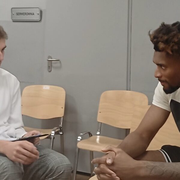 Jalen Thomas na przeciwko Dawida Kwiatkowskiego siedzący na krzesłach