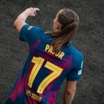 Ewa Pajor w koszulce FC Barcelony odwrócona plecami do kamery