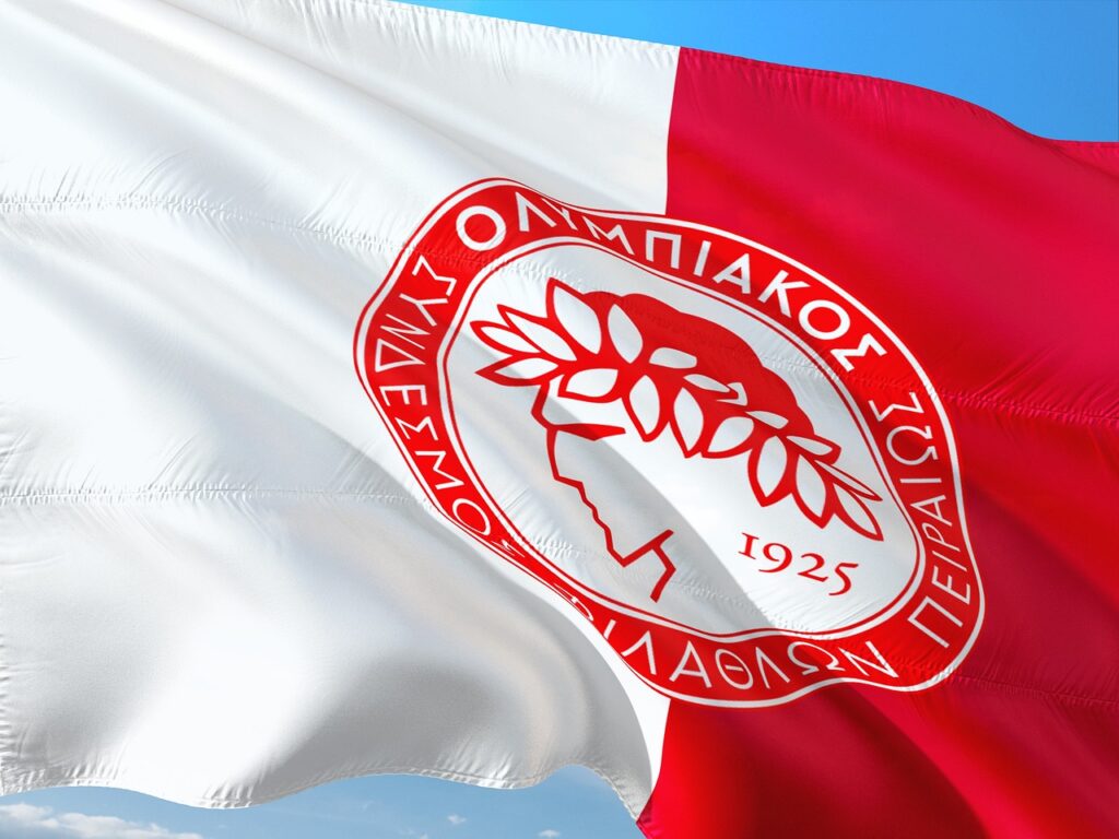 Logo Olympiakosu na biało-czerwonej fladze