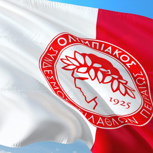 Logo Olympiakosu na biało-czerwonej fladze