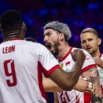Tomasz Fornal w ekstazie po zdobytym punkcie w towarzystwie Wilfredo Leona i Bartłomieja Bołądzia