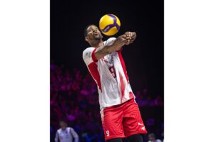 Wilfredo Leon przyjmujący zagrywkę sposobem dolnym