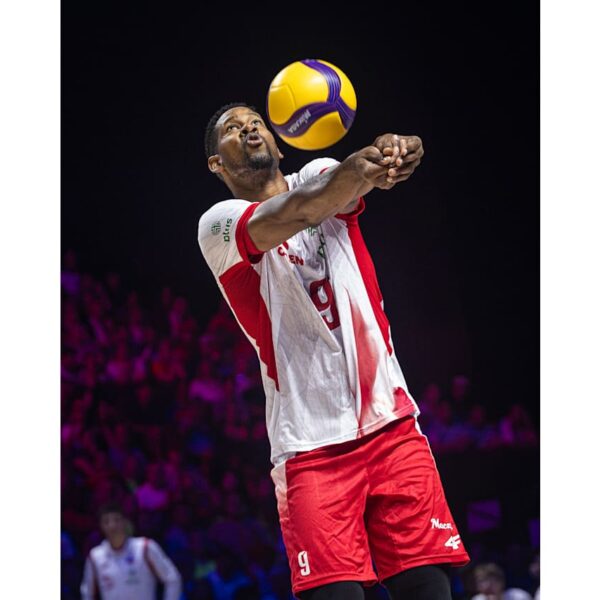Wilfredo Leon przyjmujący zagrywkę sposobem dolnym