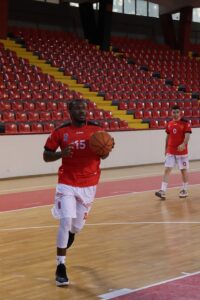 Deon Edwin w trakcie dwutaktu
