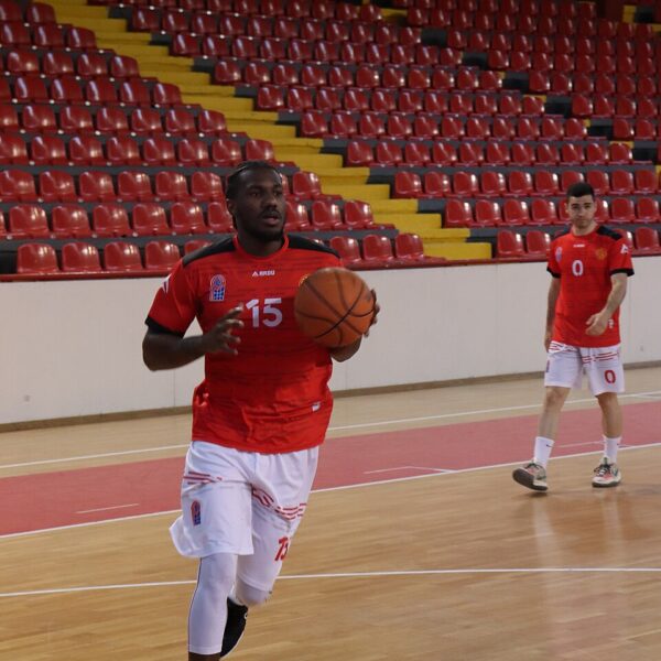 Deon Edwin w trakcie dwutaktu
