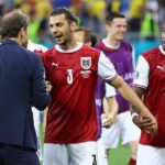 David Alaba spoglądający na kolegę z drużyny