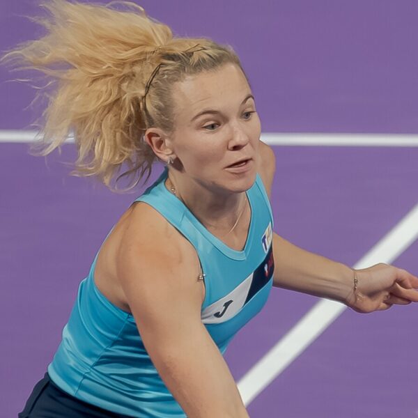 Katerina Siniakova zagrywa volleya