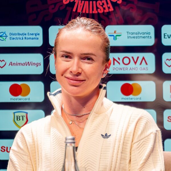 Elina Svitolina na tle ścianki