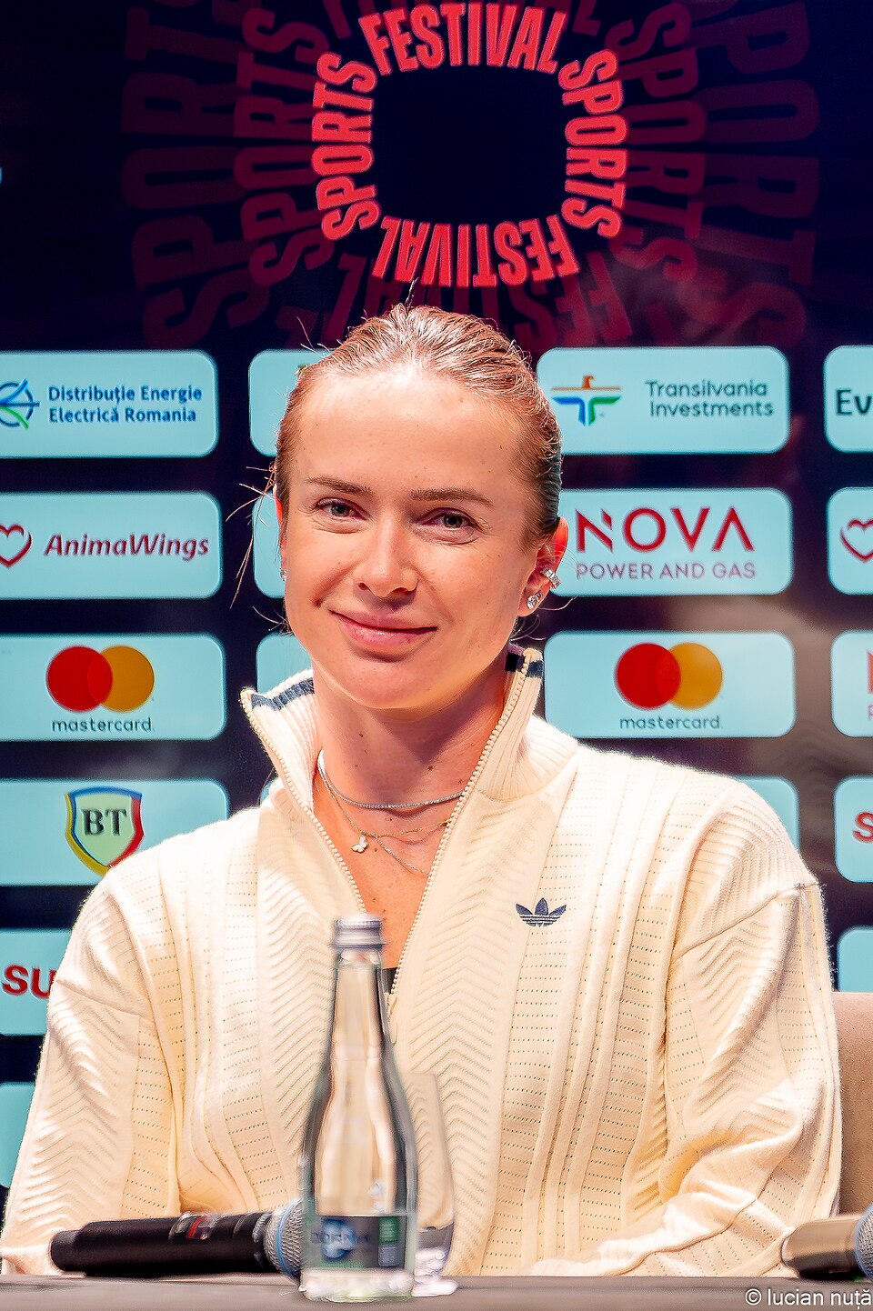 Elina Svitolina na tle ścianki