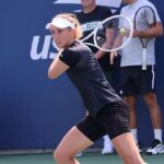 Elise Mertens z główką rakiety za plecami