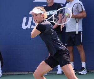 Elise Mertens z główką rakiety za plecami