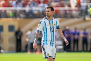 Lionel Messi odwracający się w kierunku rywala