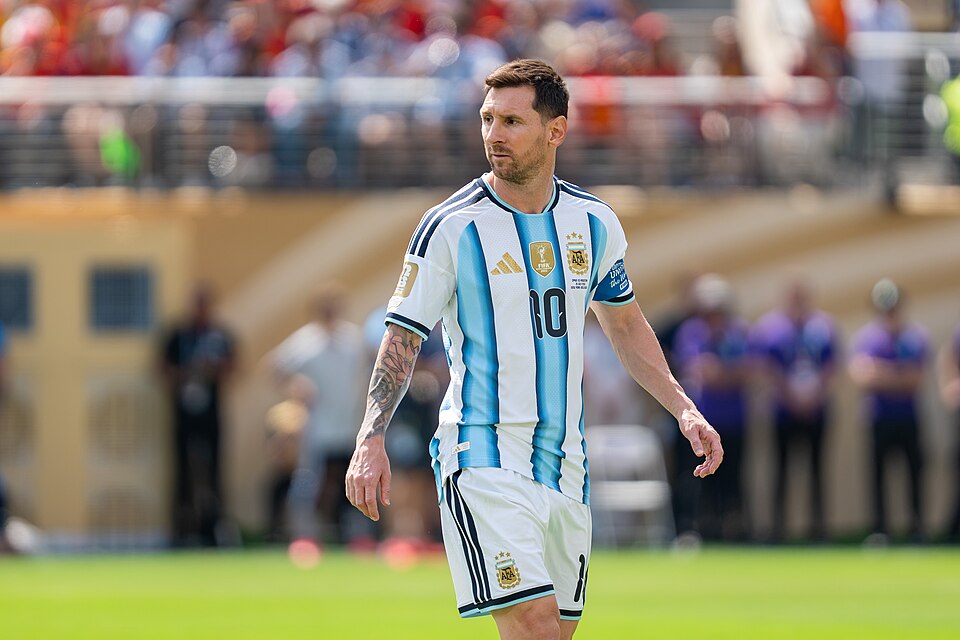 Lionel Messi odwracający się w kierunku rywala