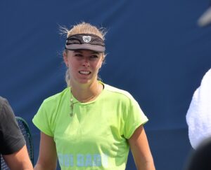 Magdalena Fręch w daszku i żółtej koszulce