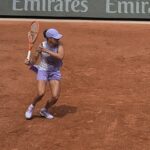 Iga Świątek przymierzająca się do forehandu