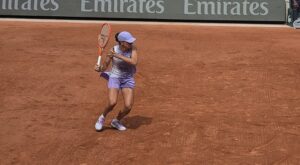 Iga Świątek przymierzająca się do forehandu