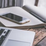 Telefon leżący w biurze na kalendarzu