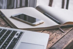 Telefon leżący w biurze na kalendarzu